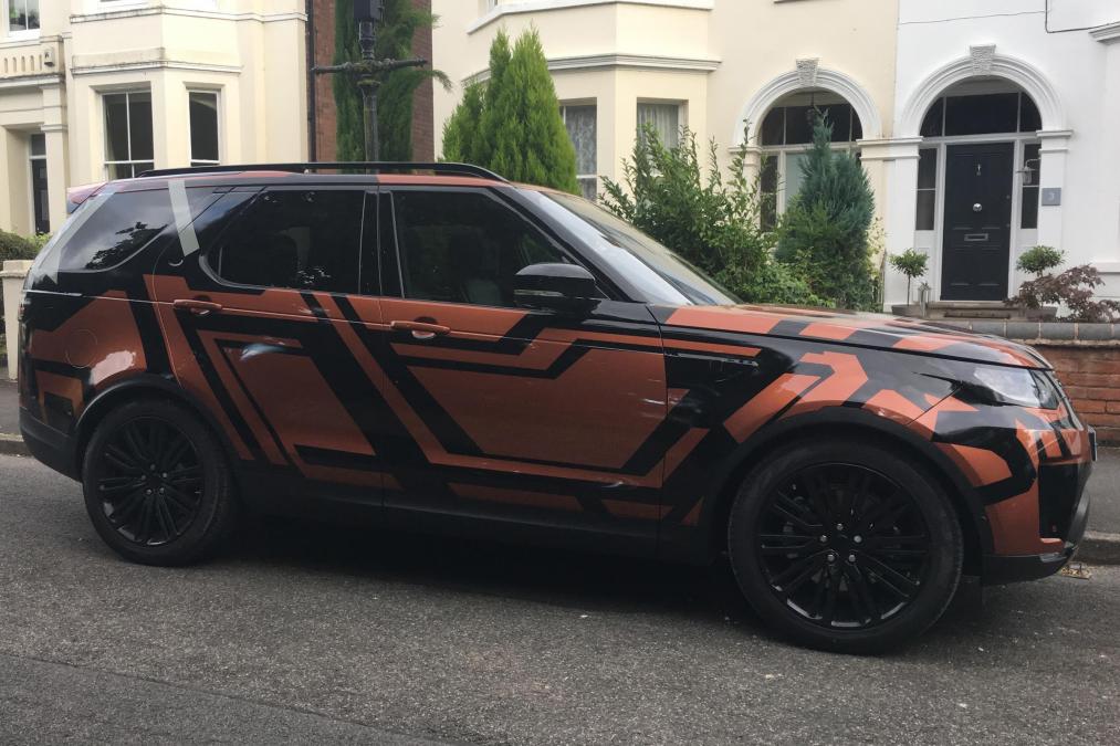 2017 Land Rover Discovery Side Profile