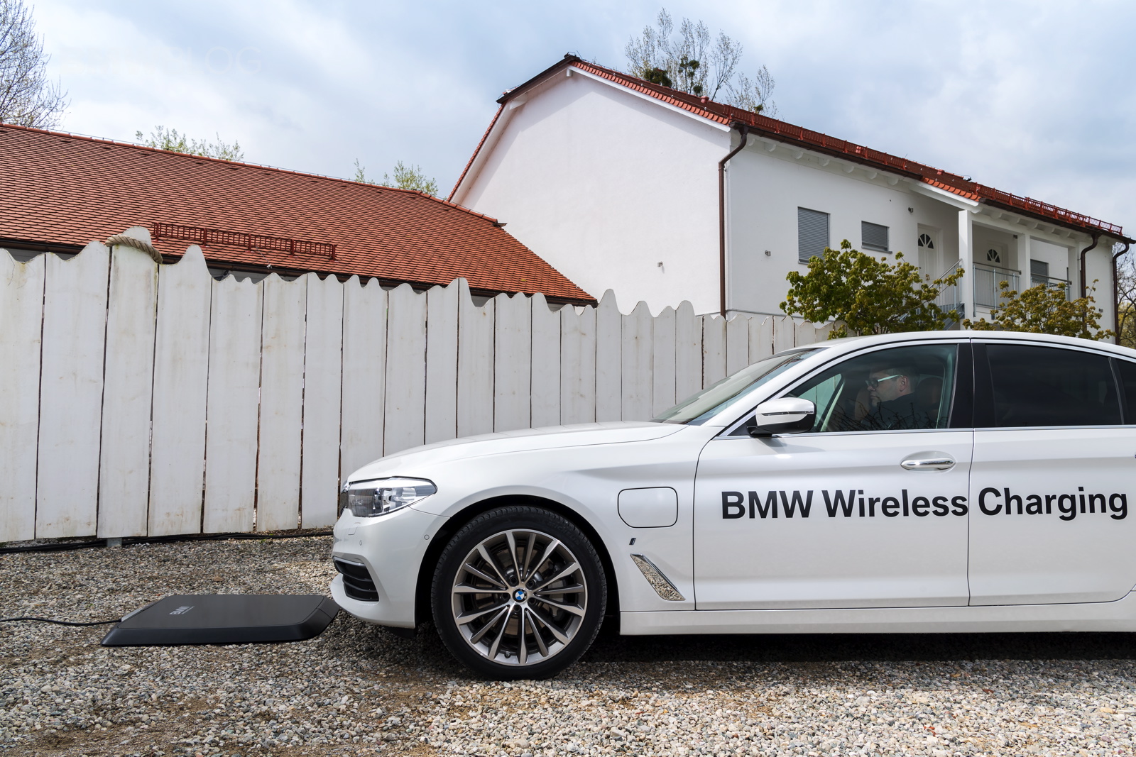 2018 BMW 530e iPerformance Plug-In Hybrid Powertrain Wireless Charging System