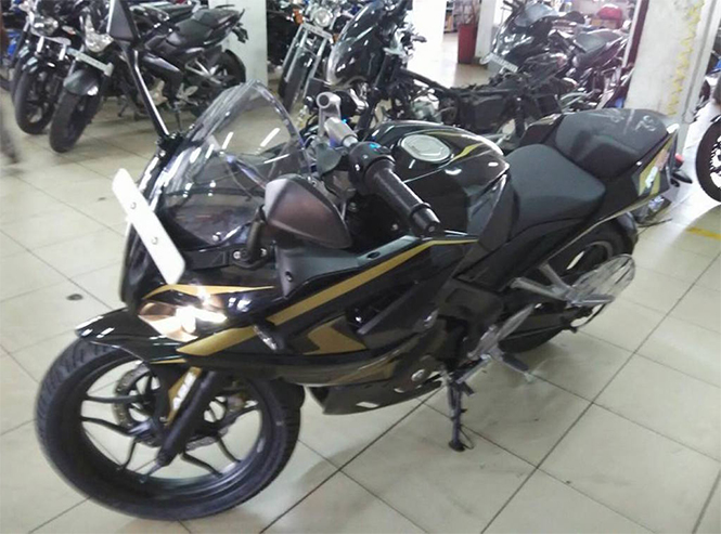 Pulsar RS200 Black and Gold