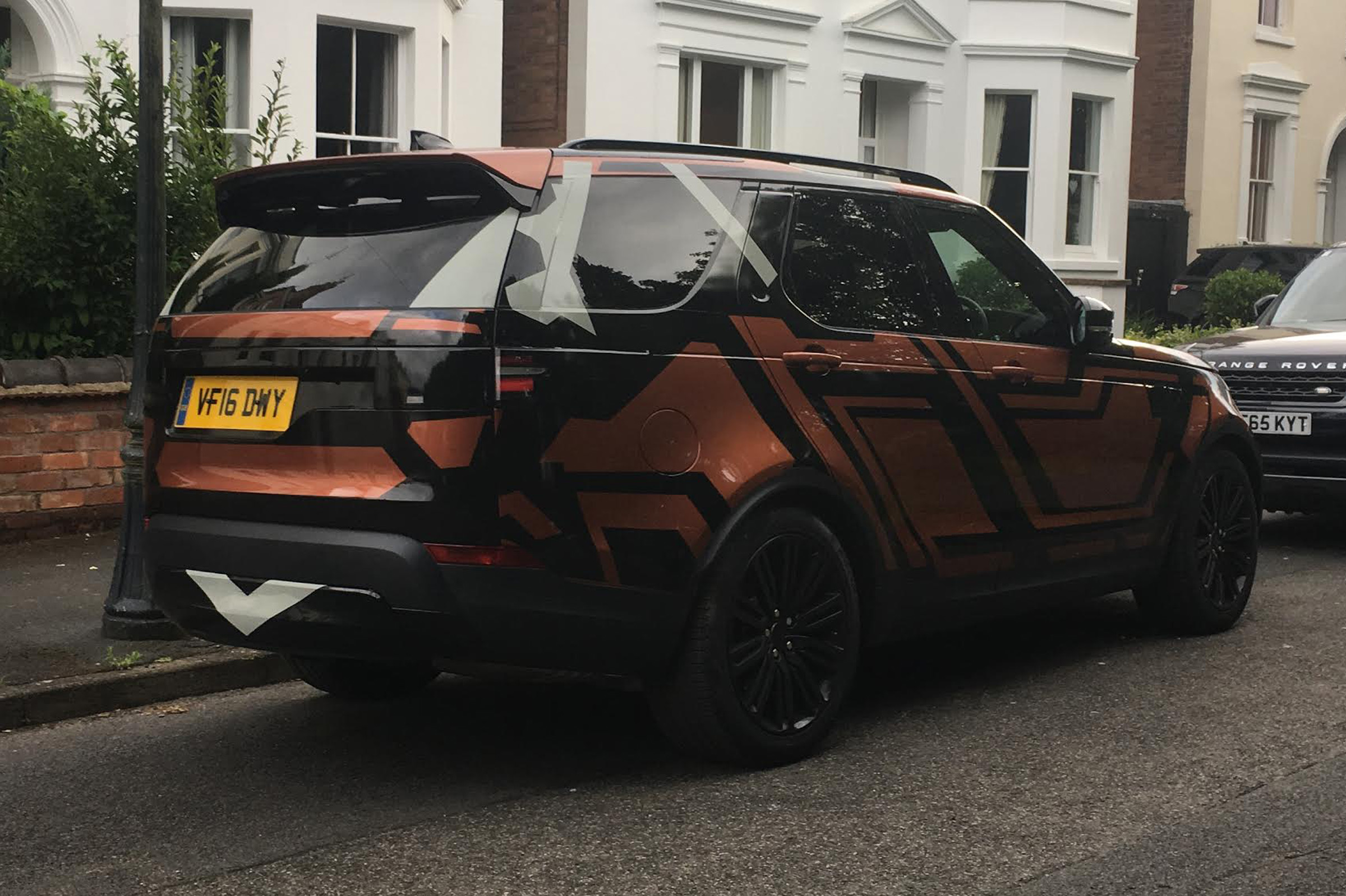 2017 Land Rover Discovery Rear Profile